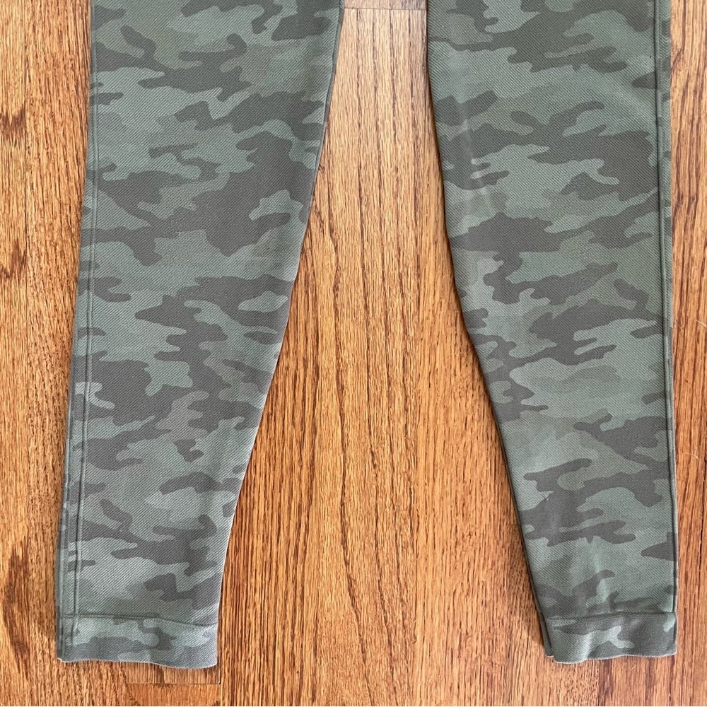 Spanx Look at Me Now Seamless Cropped Leggings in Sage Camo size M - Picture 6 of 11